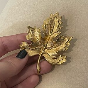 Vintage Gold Tone Maple Leaf Brooch